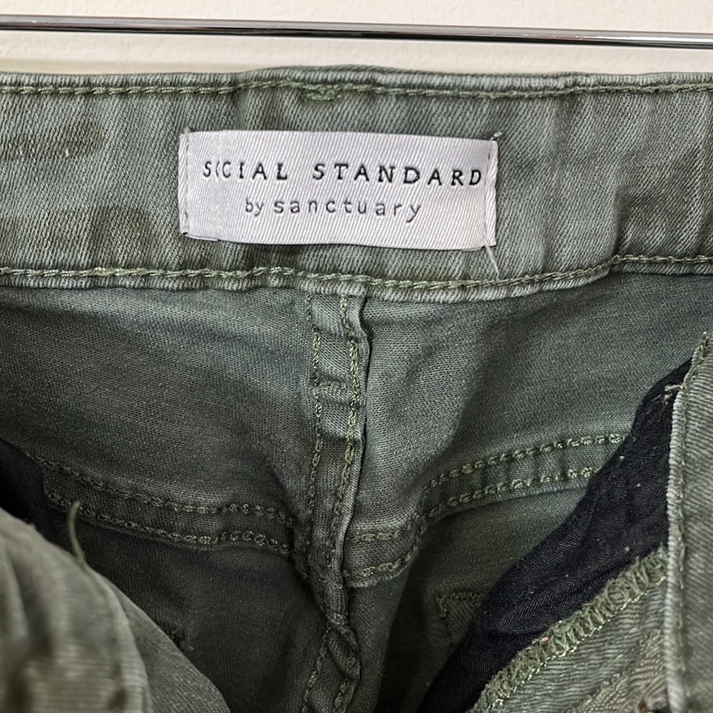 Social Standard by Sanctuary Green Camo High Rise Skinny Jeans Size 8/29 - Picture 6 of 11